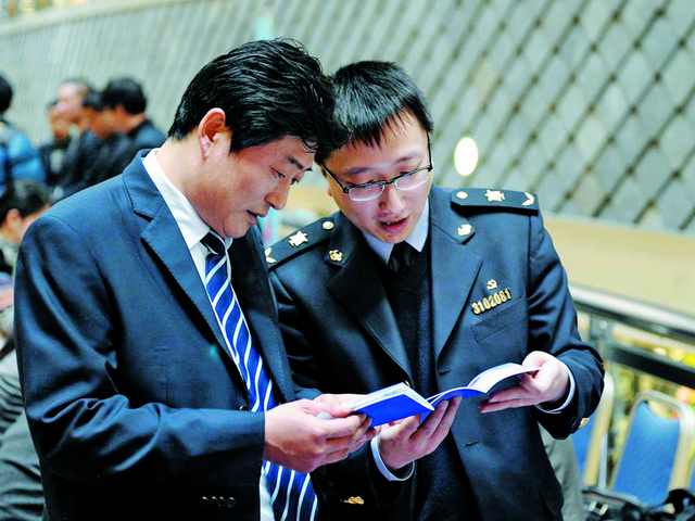 浦东局工作人员向市民宣传消费安全知识