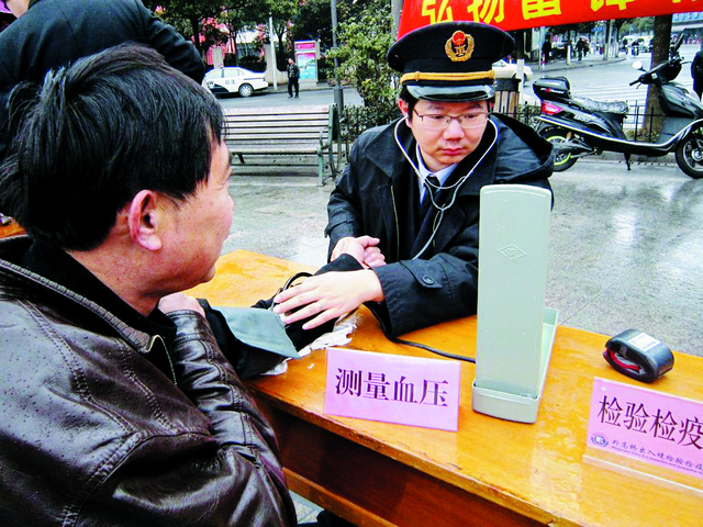 外高桥局人员为居民测量血压
