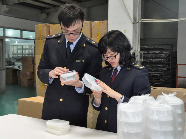 浦东局工作人员在企业现场检验监管