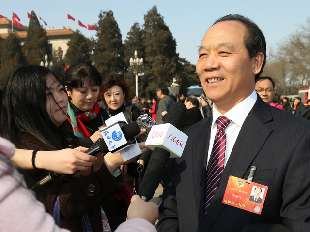 全国政协委员、上海出入境检验检疫局局长徐金记在人民大会堂门前被众多记者拦住采访