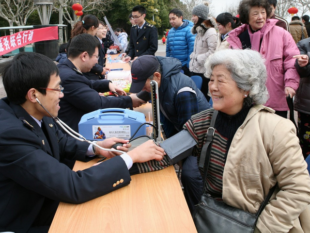 检验检疫人员为公民提供免费测血压服务.jpg